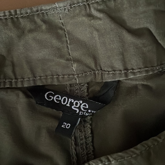 Women’s green cargo style shorts size 20 - Picture 2 of 3
